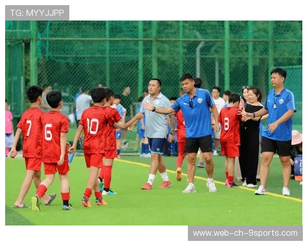 “青少年足球联赛精彩纷呈，吸引众多青少年前来观赛”，青少年足球联赛直播